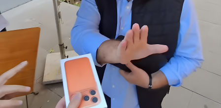 Un momento del vídeo que demuestra el intento de estafa que se produjo hace unos días en Barcelona.