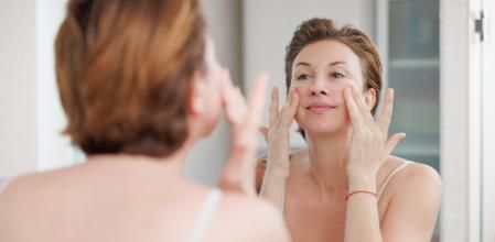 Mujer poniéndose crema