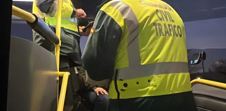 Imagen de archivo de inspección de la Guardia Civil en un autobús