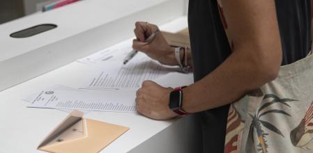 Una mujer votando por correo las elecciones del 23J un día antes de que se acabe el plazo.&nbsp;