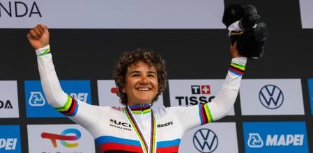 Paula Ostiz con su maillot arcoíris en el podio de Kigali