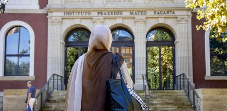 Eman, de 17 años, pide que le dejen llevar el velo islámico al colegio, donde estudia bachillerato