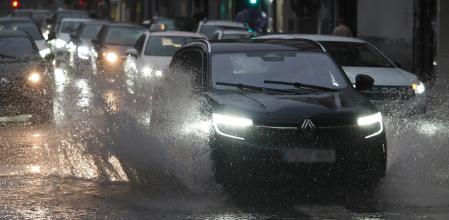 Un coche salpica agua