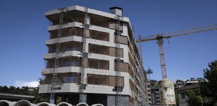 SAN SEBASTIÁN, 01/09/2025.- Vista de una vivienda en construcción en San Sebastián este lunes, en el que se ha publicado el informe sobre el mercado de la vivienda que ha presentado este lunes el Colegio Oficial de Agentes de la Propiedad Inmobiliaria (COAPI) de Gipuzkoa. El precio medio por metro cuadrado de la vivienda en San Sebastián ha vuelto a alcanzar un nuevo máximo histórico el segundo trimestre de este año al situarse en 5.869 euros, lo que supone un incremento del 0,8 % respecto al trimestre anterior y del 5,7 % interanual. EFE/Javier Etxezarreta