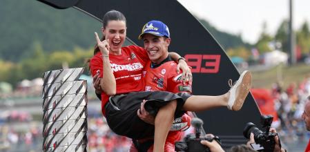 MOTEGI (Japan), 28/09/2025.- MotoGP Ducati Lenovo Team rider Marc Marquez (R) of Spain and his girlfriend Gemma Pinto (L) celebrate his World Champion 2025 title after the race at the Motorcycling Grand Prix of Japan in Motegi, Tochigi Prefecture, northeastern Japan, 28 September 2025. (Motociclismo, Japón, España) EFE/EPA/FRANCK ROBICHON