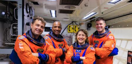 Fotografía cedida por la NASA donde aparecen los astronautas estadounidenses Reid Wiseman (i), Victor Glover (c-i), Christina Koch (c-d), y el canadiense Jeremy Hansen (d) de la misión Artemis II.&nbsp;&nbsp;