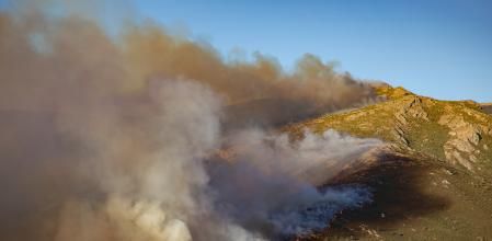 Vista del incendio del entorno del Pico del Lobo, desde el Mirador del Pico del Lobo.