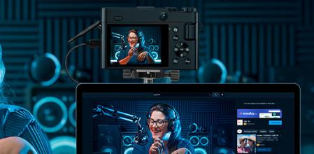 Una joven haciendo un streaming en Internet.