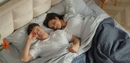 Descubre los tipos de edredón ideales para dormir a pierna suelta este otoño