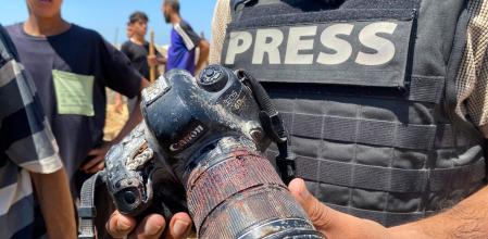 Un periodista muestra la cámara de un compañero palestino, Hussam al-Masri, muerto en un ataque isarelí a un hospital en agosto&nbsp;