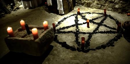 Imagen de un ritual satánico con altar y velas encendidas&nbsp;