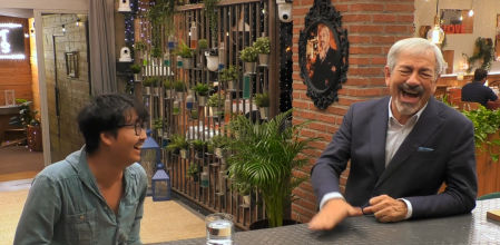 Carlos Sobera sufre un ataque de risa al conocer a un soltero en 'First Dates' : ''Estoy demasiado españolizado y por eso soy un vago''