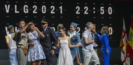 Los bailarines de Cuatro Ochos amenizaron la gala vestidos de personal de aerolínea, alegoría de movilidad y relaciones humanas