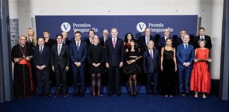 Los galardonados en los premios Vanguardia 2025 junto a Felipe VI, Pedro Sánchez, Salvador Illa, Jaume Collboni, Javier y Carlos Godó y Jordi Juan
