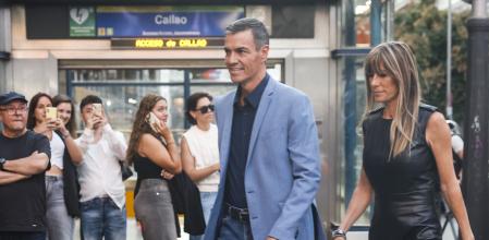 El presidente del Gobierno, Pedro Sánchez (c), y su mujer, Begoña Gómez (d),&nbsp;