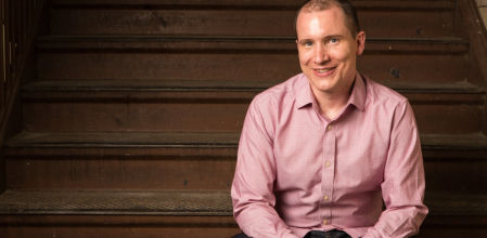 Tom McAllister es profesor de Bellas Artes y Escritura Creativa