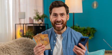 Un hombre celebra la concesión de un préstamo al instante