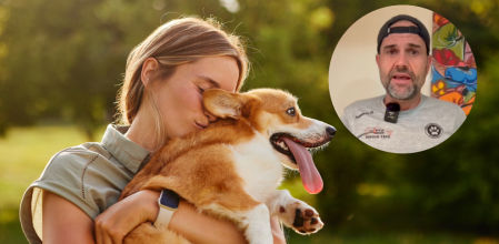 Una mujer en compañía de su perro