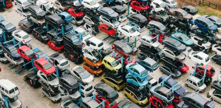 Coches en un desguace esperando a ser utilizados como piezas de repuesto.