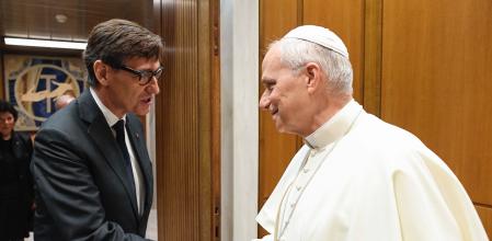 El presidente de la Generalitat, Salvador Illa, saluda a León XIV antes de la audiencia en el Vaticano