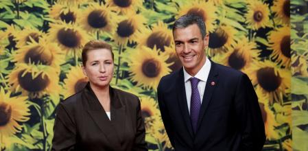 La primera ministra danesa, Mette Frederiksen, recibe a Pedro Sánchez en el arranque de la cumbre de la Comunidad Política Europea en Copenhage