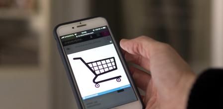 Una persona compra a través de su teléfono móvil el día en que dan comienzo las Rebajas Online, a 3 de enero de 2022, en Madrid, (España). La temporada de rebajas de enero y febrero aumentará un 7,5% la contratación, impulsada por el comercio tradicional pero, sobre todo, por el electrónico, debido a las nuevas preferencias de los consumidores y a la incertidumbre de la sexta ola de coronavirus. Los contratos pasarán de los 164.055 firmados en 2021 a los más de 176.000 esperados para 2022.