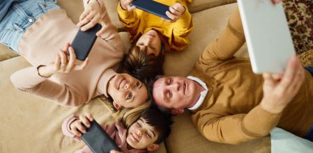 Una familia entera disfruta con los mejores chollos de AliExpress