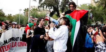 Centenares de estudiantes se han concentrado este mediodía en la plaza Universitat de Barcelona para mostrar su apoyo al pueblo palestino (Sara Soteras / ACN)