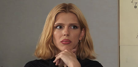 Samantha Hudson habla con Joel Díaz