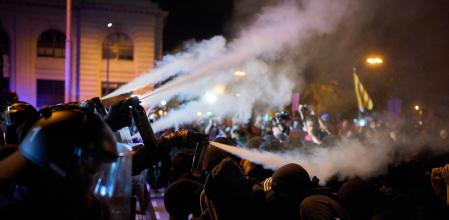 Mossos lanzan gases lacrimógenos sobre los manifestantes, ayer en Barcelona
