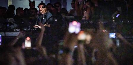 Hipnótico. El dj bosnio-alemán Solomun pincha en la antigua fábrica de Mercedes-Benz, en Sant Andreu, hoy convertida en la Mercedes