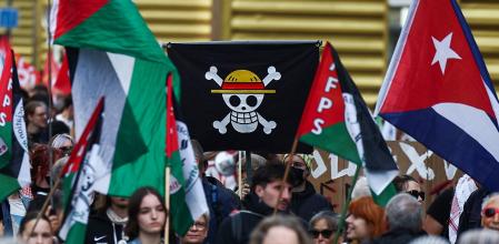 Una bandera con la calavera pirata de One Piece, símbolo de los Z. Aquí ,en una manifestación en París