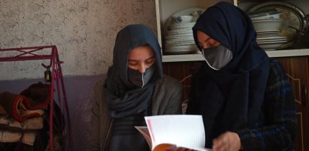 Marwa estudia con su hermana desde casa. Tenía que ser la primera mujer de la familia que iba a la universidad, pero se lo prohibieron