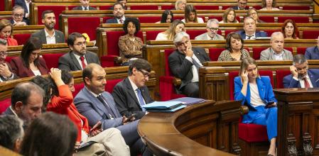 Illa, en el centro, observado por Batet, a la derecha, en una sesión del Parlament