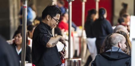 Fotografia de jovenes inmigrantes trabajando en Barcelona. Para Dinero , Economia. Inmigracion , trabajo , camarero . Barcelona, 06/11/2015. Foto: Luis Tato