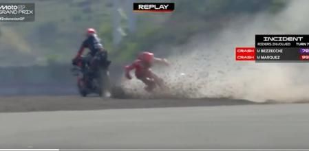 Momento en el que Marc Márquez colisiona con la grava de la escapatoria tras la caída en Indonesia