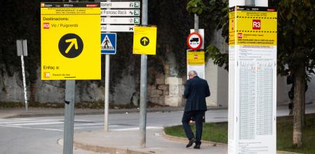 Señalización a punto en el lugar de estacionamiento de los buses en Centelles