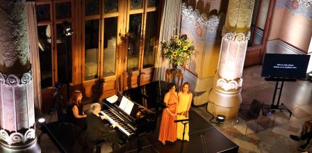 Malcolm Martineau al piano, con las sopranos Irene Mas Salom y Rita Morais en la sala Domènech i Montaner