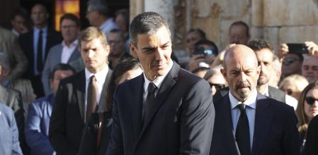 Pedro Sánchez (c) y Pedro Rollán (d) coincidieron en el funeral por Guillermo Fernández Vara 