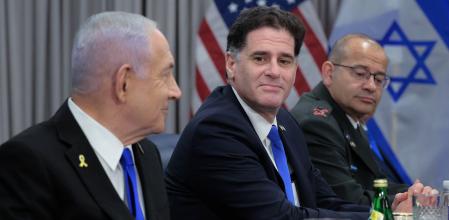Ron Dermer, ante la mirada de Netanyahu en una imagen del pasado julio 