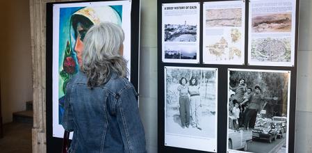 Exposción de arte palestino en el Patio de Letras de la Universidad de Barcelona