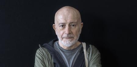 El escritor argentino Hugo Mujica