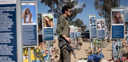Un soldado israelí en un memorial dedicado a las víctimas del 7 de octubre en el kibutz de Reim