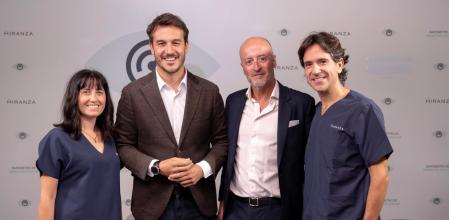 Los doctores Ioana Romero y Marco Sales, oftalmólogos de Miranza, junto al periodista Diego Losada, acompañados del CEO del grupo oftalmológico, Ramón Berra 