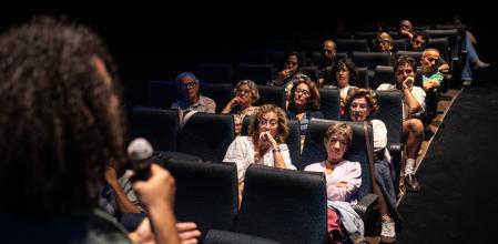 Mohamed Jabaly conversa con el público en los Cinemes Girona después de la proyección de su documental ‘Ambulence’, en el que retrata el asedio en la franja de Gaza