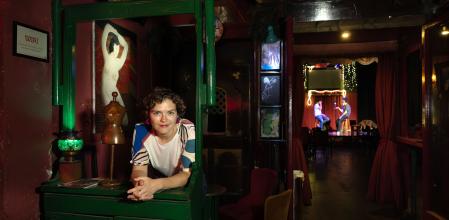 Alix , propietaria de Tinta Roja