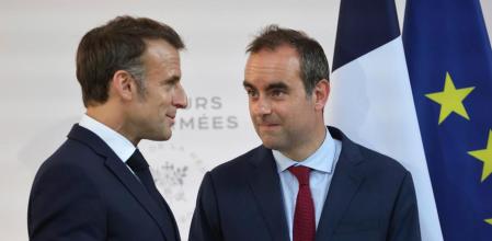 Emmanuel Macron y Sébastien Lecornu, el pasado julio, en un acto cuando el segundo era el titular de Defensa