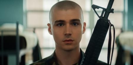 Miles Hezier, visto en 'Parenthood' y 'Por trece razones', ancla la ficción.