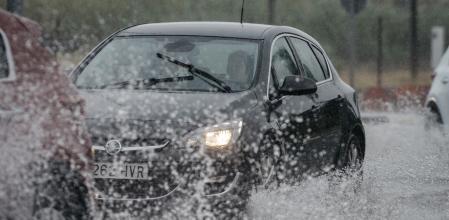 Un coche circula bajo la lluvia, a 2 de septiembre de 2023, en Castellón, Comunidad Valenciana (España).&nbsp;