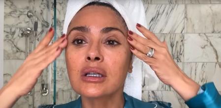La actriz Salma Hayek comparte su rutina de cuidado facial en el canal de YouTube de la revista ‘Vogue’, ‘Beauty Secrets’.